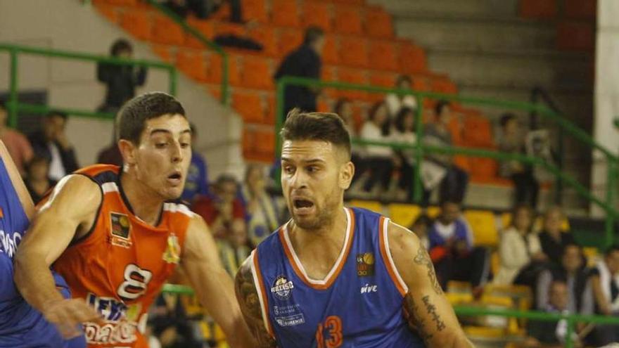 El cobista Diego Kapelan, en un ataque en el partido de la primera vuelta ante el Leyma. // Jesús Regal