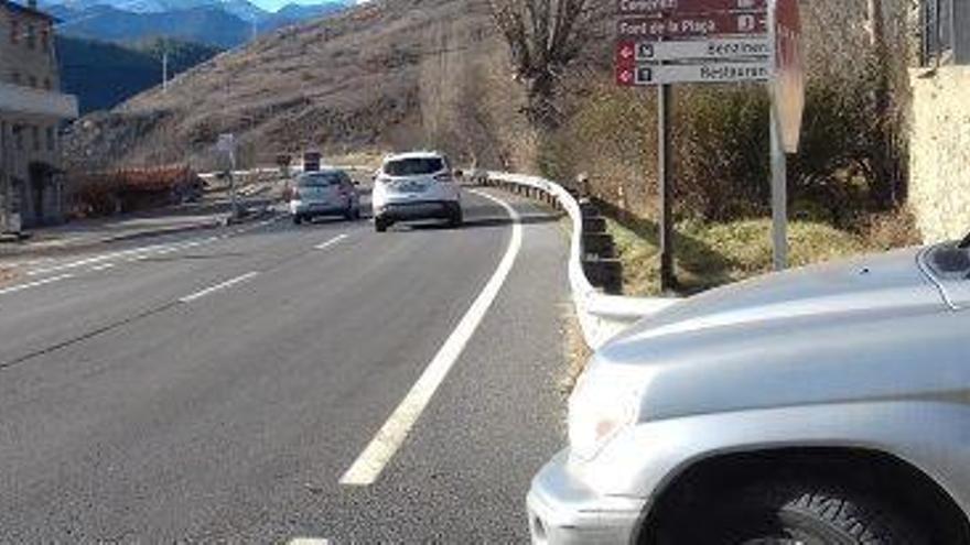 Un vehicle intenta sortir d&#039;Isòvol a la recta de la carretera N-260