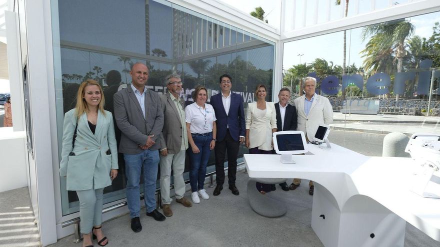 Autoridades y empresarios asistentes a la inauguración de la nueva oficina turística del aeropuerto del Sur.