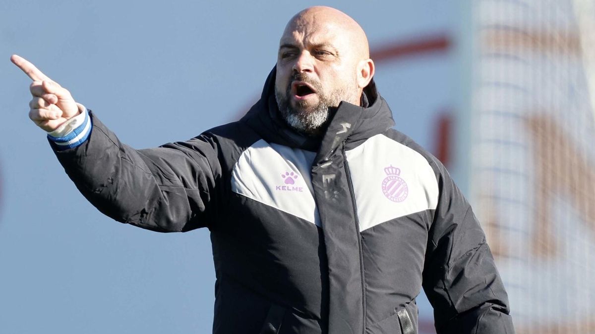 Manolo González, en el entrenamiento de este jueves en Sant Adrià. Manolo González, en el entrenamiento de este jueves en Sant Adrià.