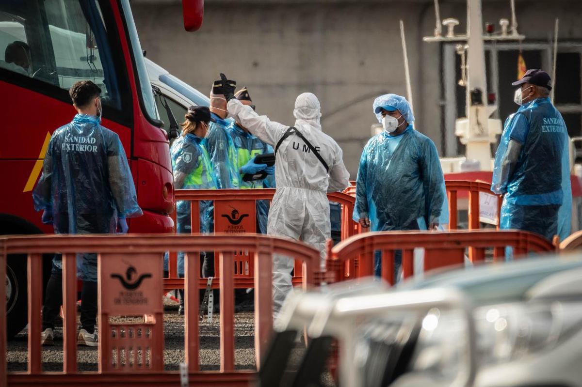 Los pasajeros afectados por un brote de hantavirus desembarcan del MV Hondius fondeado en Tenerife Los pasajeros afectados por un brote de hantavirus desembarcan del MV Hondius fondeado en Tenerife