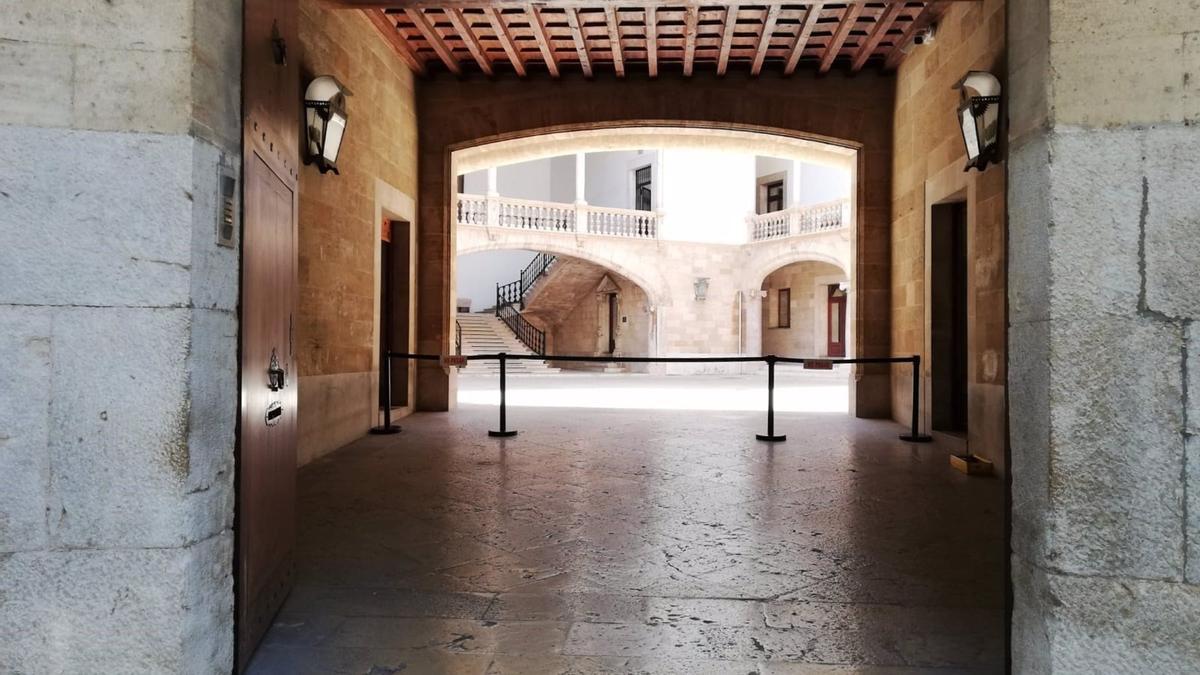 El patio de la Audiencia Provincial de Baleares y el TSJIB, visto desde el exterior.