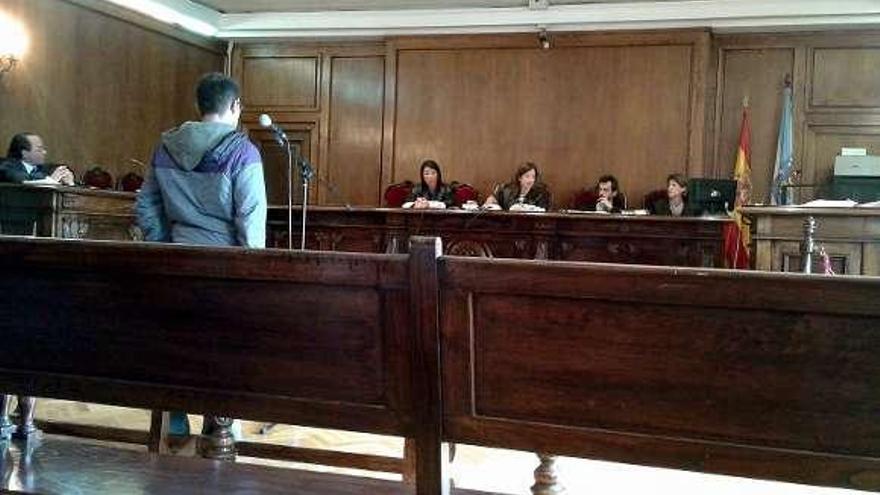 El acusado durante el juicio ayer en la Audiencia Provincial.  // R. V.