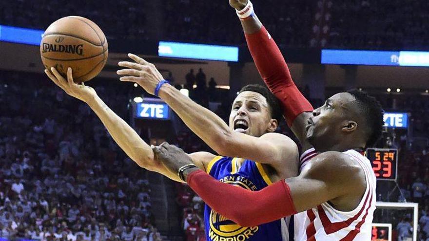 Curry pone a los Warriors a un triunfo de las finales de la NBA