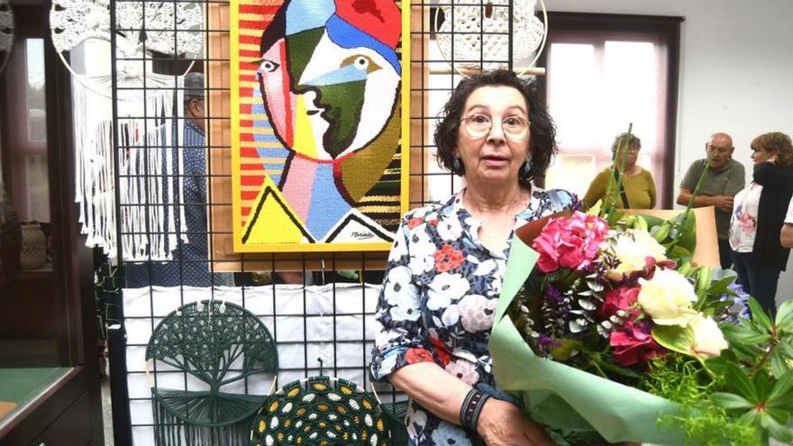 Carral homenajea a Fina Sedes, profesora durante 30 años