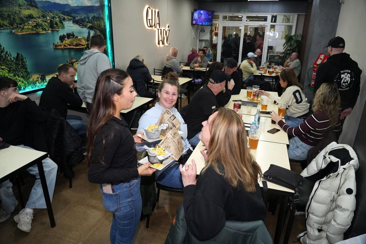 Galería: La lluvia no impide a la afición amarilla perderse el Villarreal-Ajax