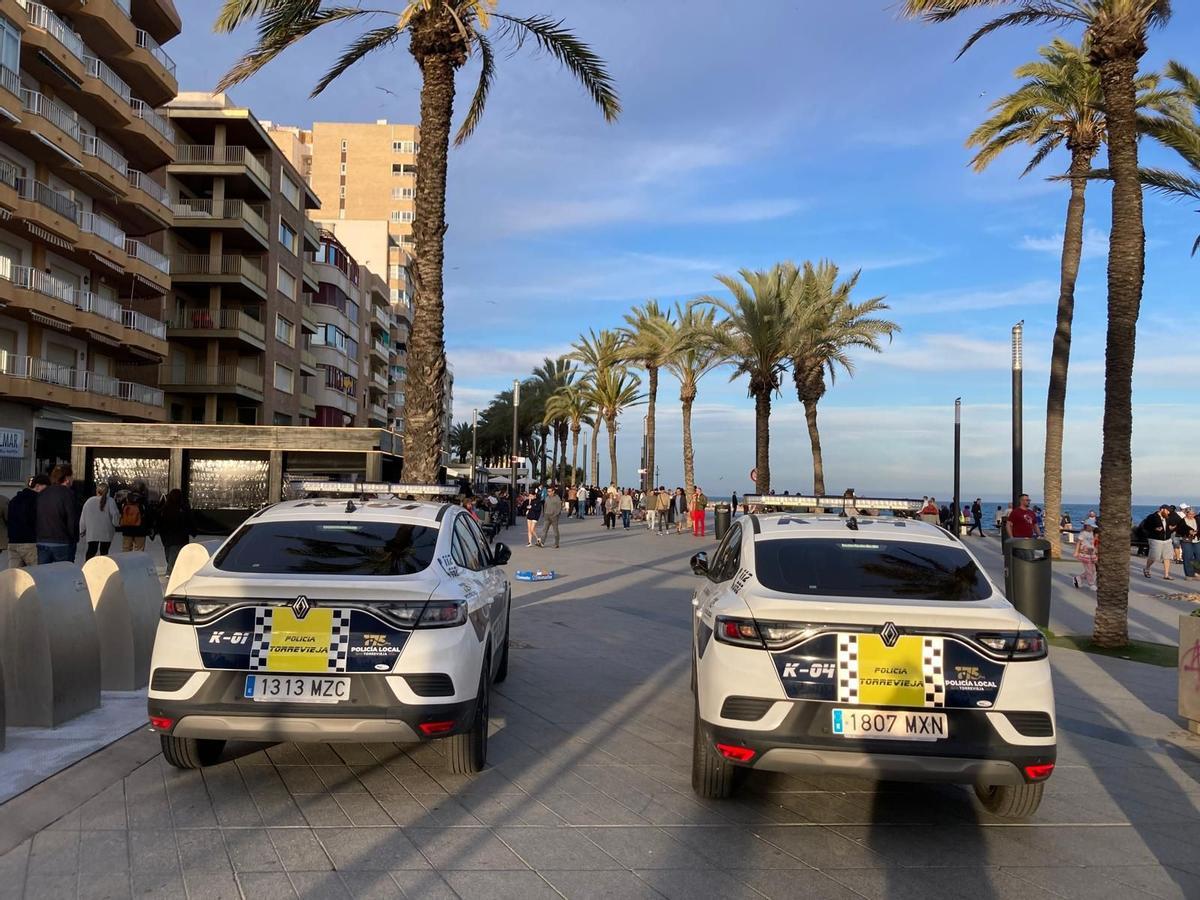 Patrullas de la Policía Local en el paseo marítimo.