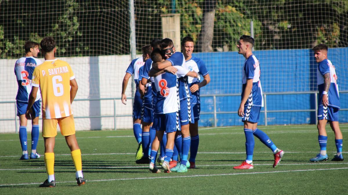 Los jugadores del Ebro celebran uno de los dos tantos ante el Badalona.