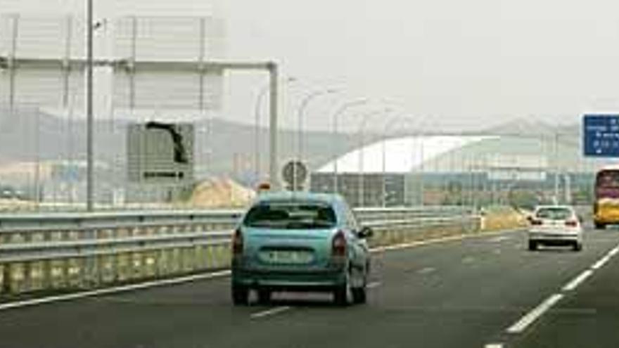 Varios vehículos, circulando por la autopista de peaje entre la ciudad de Madrid y el aeropuerto de Barajas.