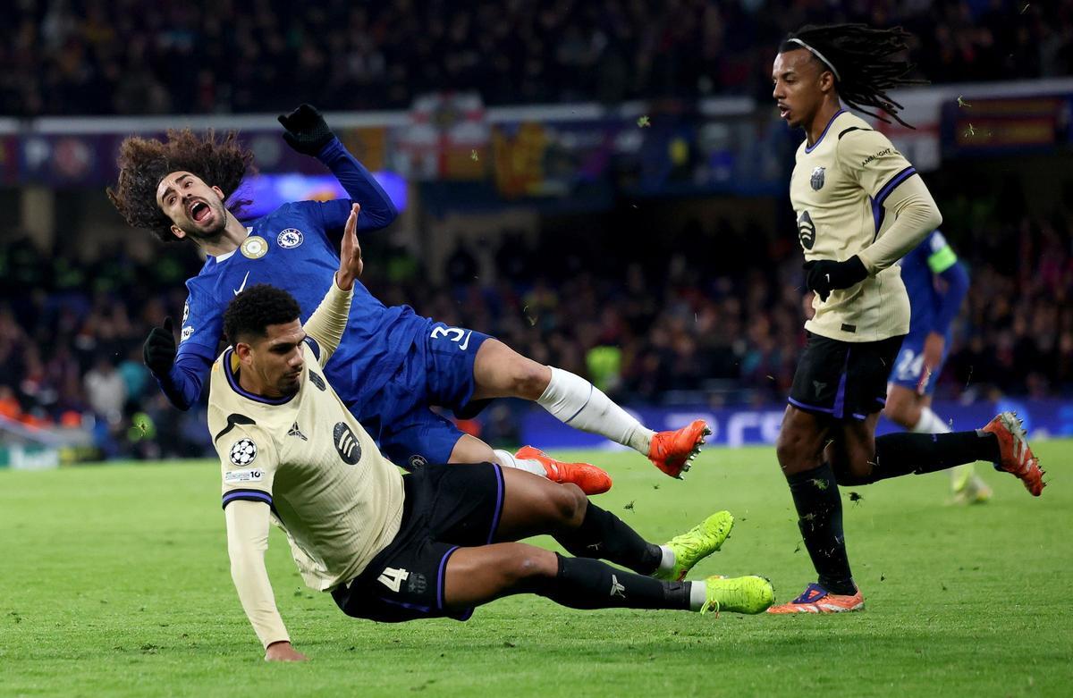 Araujo se lleva por delante a Cucurella, en la acción que le costó su expulsión en Stamford Bridge.