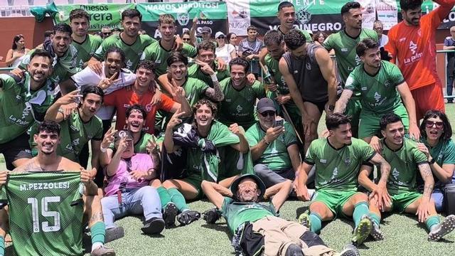 Jugadores y aficionados del Atlético Paso festejan el ascenso a Segunda RFEF, ayer en Fuerteventura. |