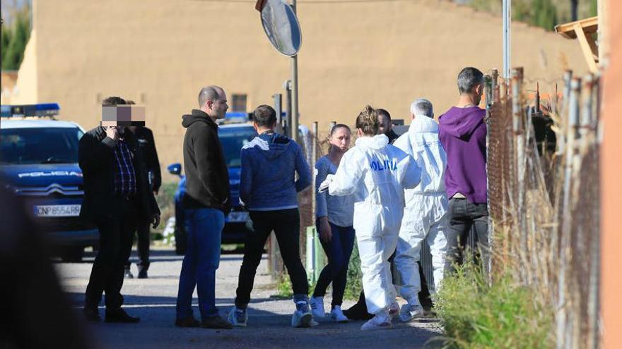 Agentes de policía en el lugar del crimen. Foto: Carme Ripollés