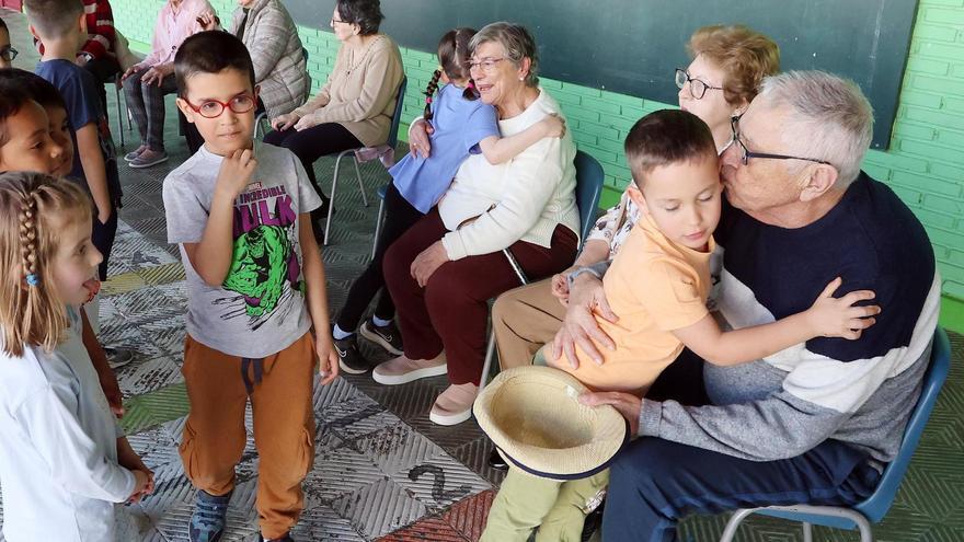 Un encuentro para acercarse en edades: pequeños y mayores conviven en un colegio de Vigo