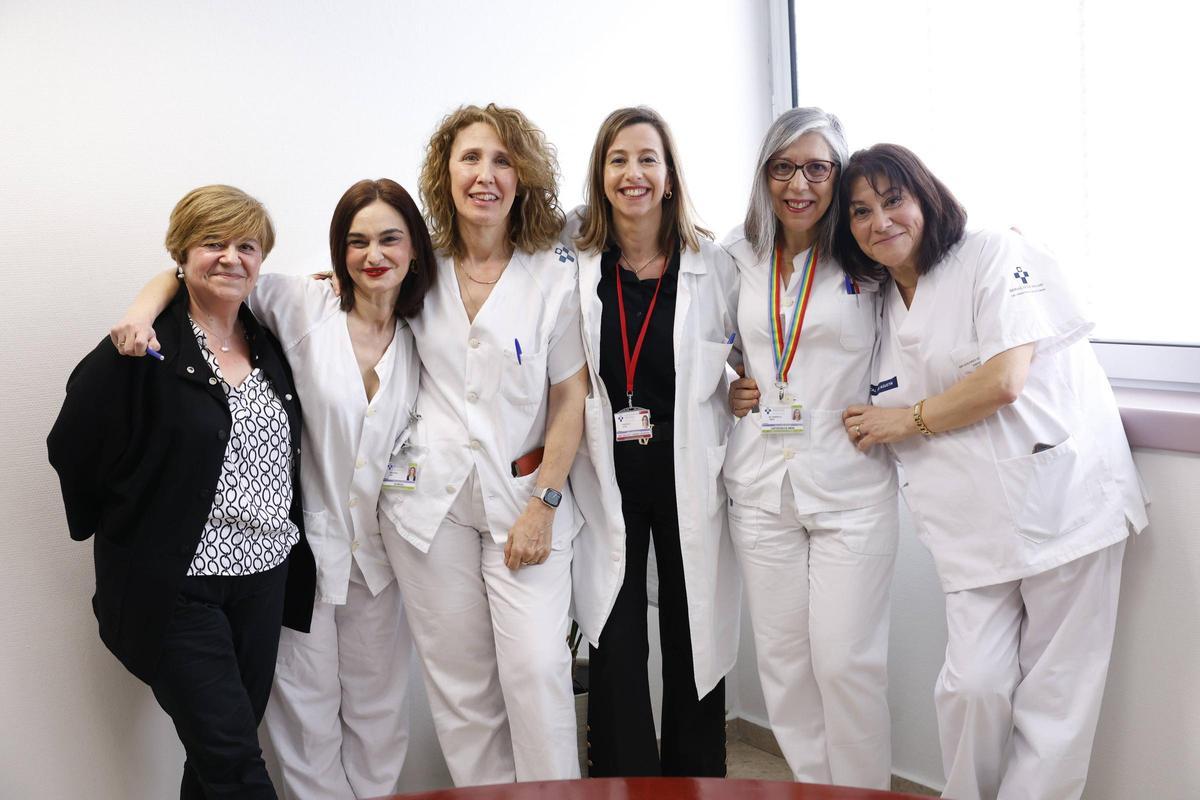 Por la izquierda, Fe Álvarez, Mayte del Arco, Ana Blanco, Aránzazu Muñoz Mancisidor, Gabriela Saiz y María Dolores González, en el Hospital Universitario San Agustín de Avilés