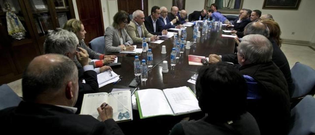 Una de las reuniones de la junta rectora del Patronato del Misteri d&#039;Elx, en la Casa de la Festa, en Elche.