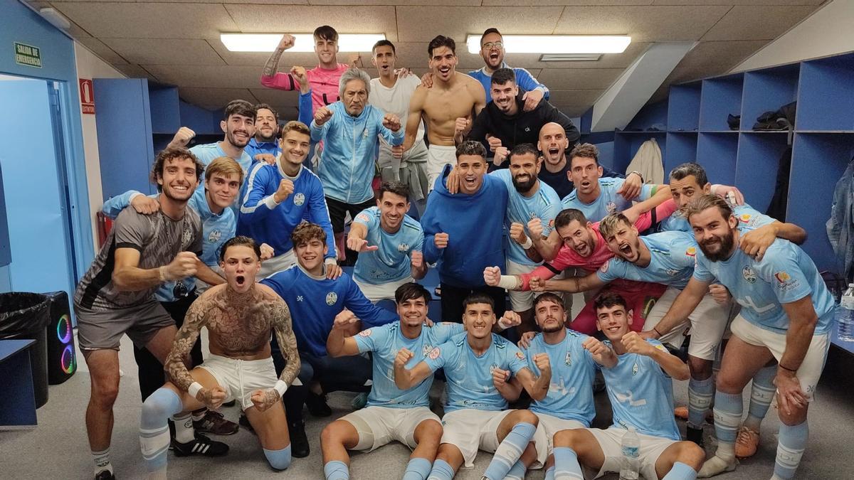 Alegría de los jugadores del Ciudad de Lucena en el vestuario tras la victoria ante el Xerez DFC.