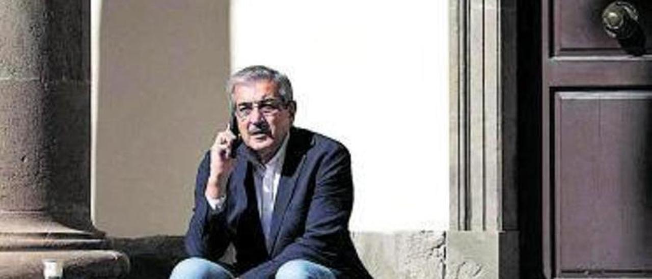 Román Rodríguez habla por teléfono en las escaleras del Parlamento.