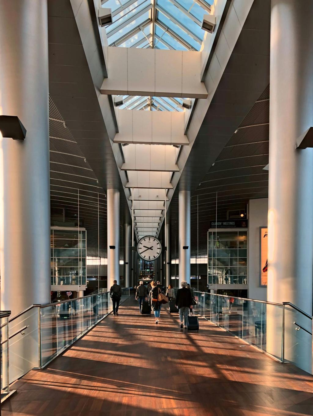 Aunque tu primer impulso sea ponerte a la cola de la derecha, es mejor ir a la izquierda.