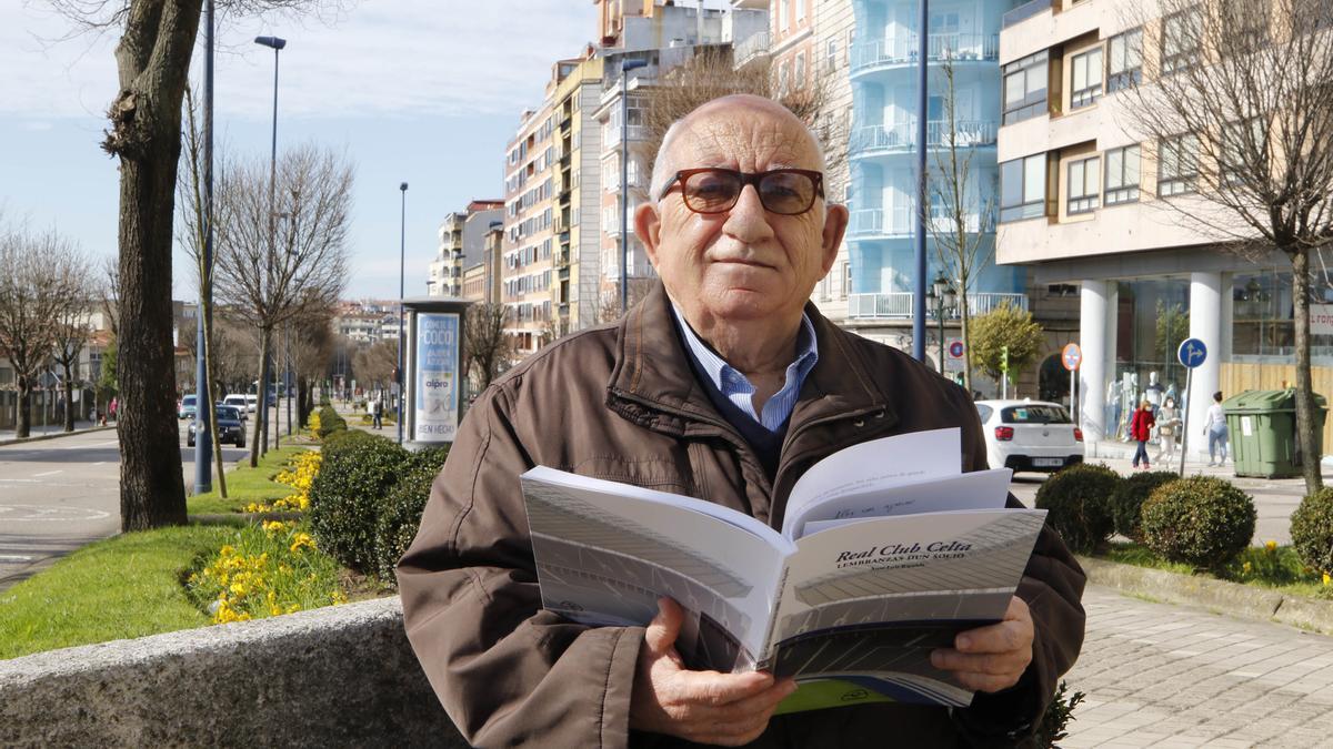 Xosé Lois Ripalda, con su libro “Lembranzas dun socio”.
