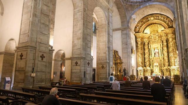 Interior de la iglesia de San Agustín durante la celebración, ayer, de la misa de las 12.00 horas.   | // XOÁN ÁLVAREZ