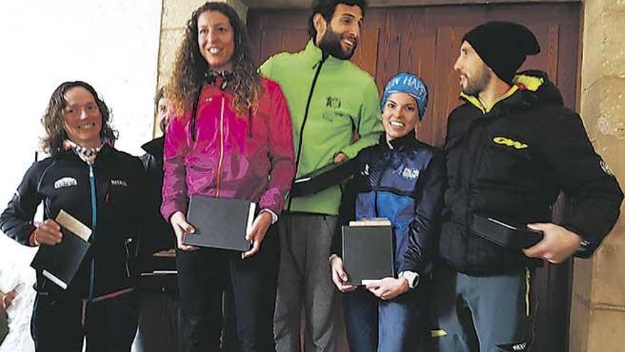 Podio masculino y femenino tras la entrega de trofeos.