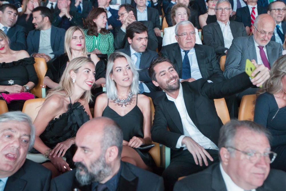 El diseñador Juan Vidal se hace un selfie con amigas