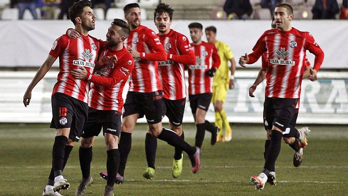 Los rojiblancos celebran el gol de Carlos Ramos ante el Villarreal. | J. L. F.