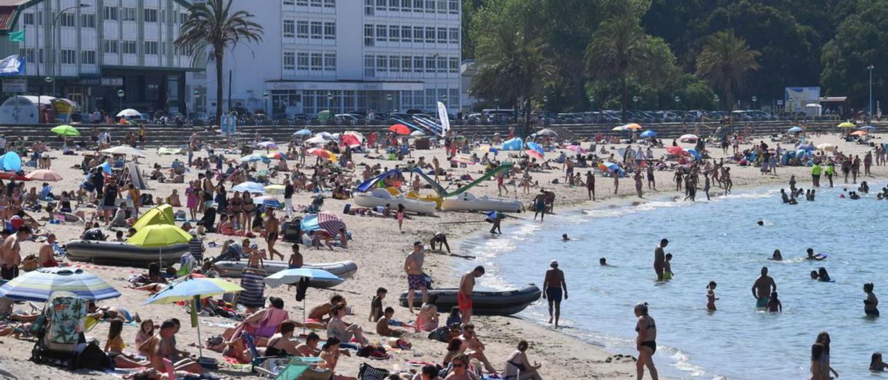 Bañistas en Santa Cristina.  | // VÍCTOR ECHAVE