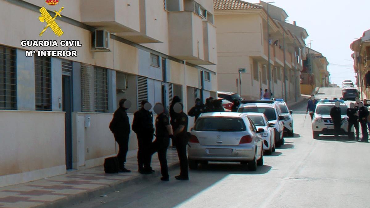 Guardia civil en frente a V¡viviendas ocupadas en la localidad de Fuente Álamo