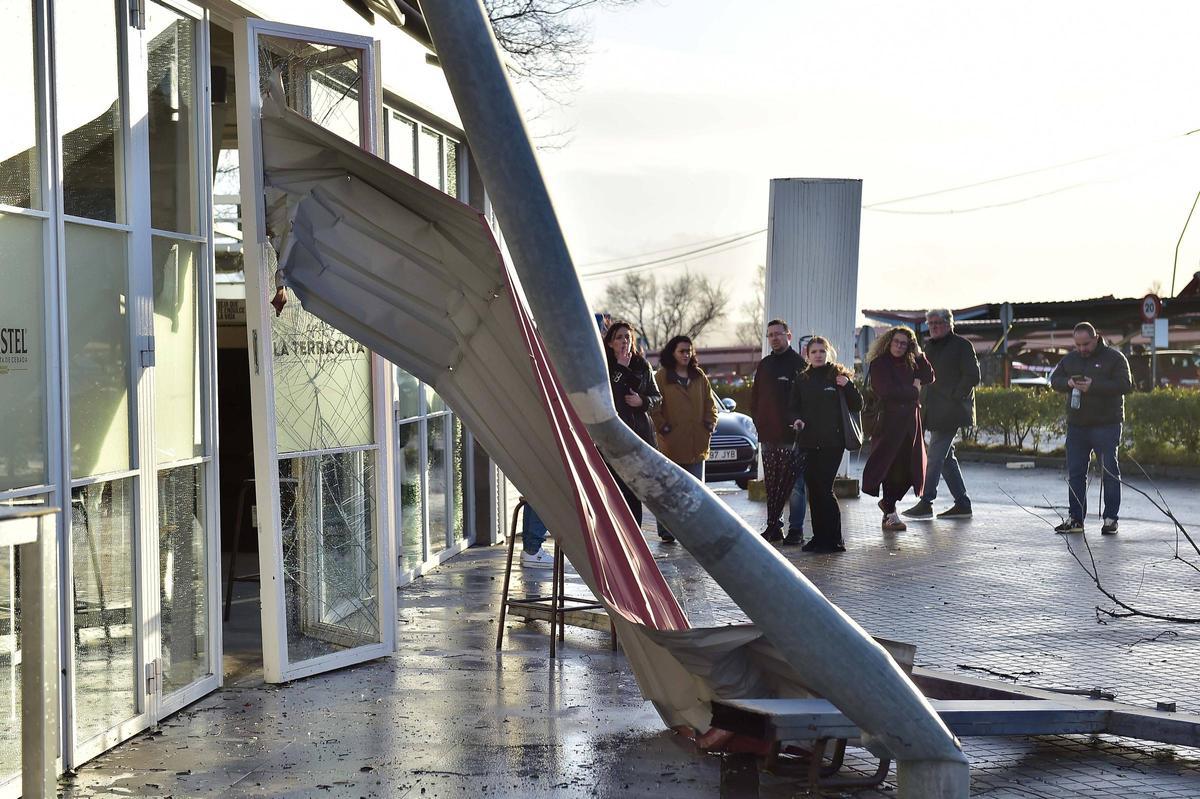 Fotogalería | Un tornado arrasa la zona del aparcamiento del hospital Virgen del Puerto de Plasencia