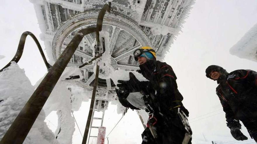 Trabajadores de Pajares, habilitando un telesilla antes de abrir la temporada pasada.