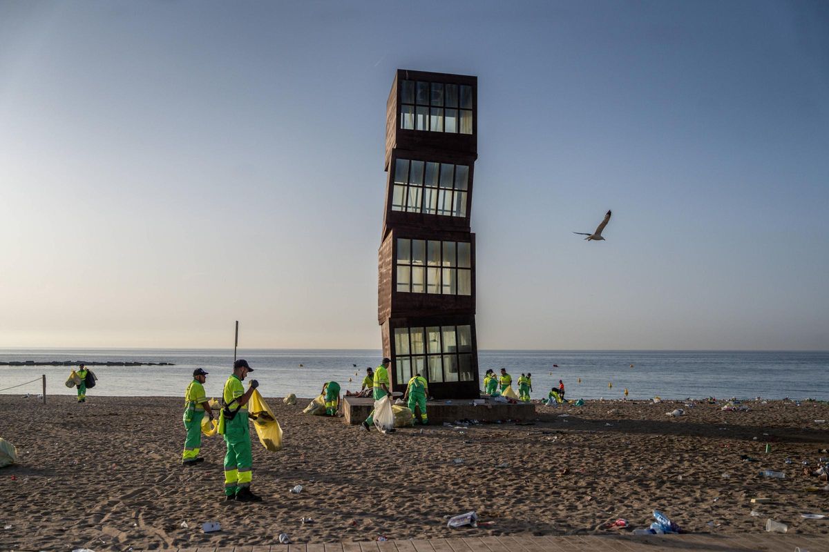 Limpieza de las playas de Barcelona tras la verbena de Sant Joan 2025