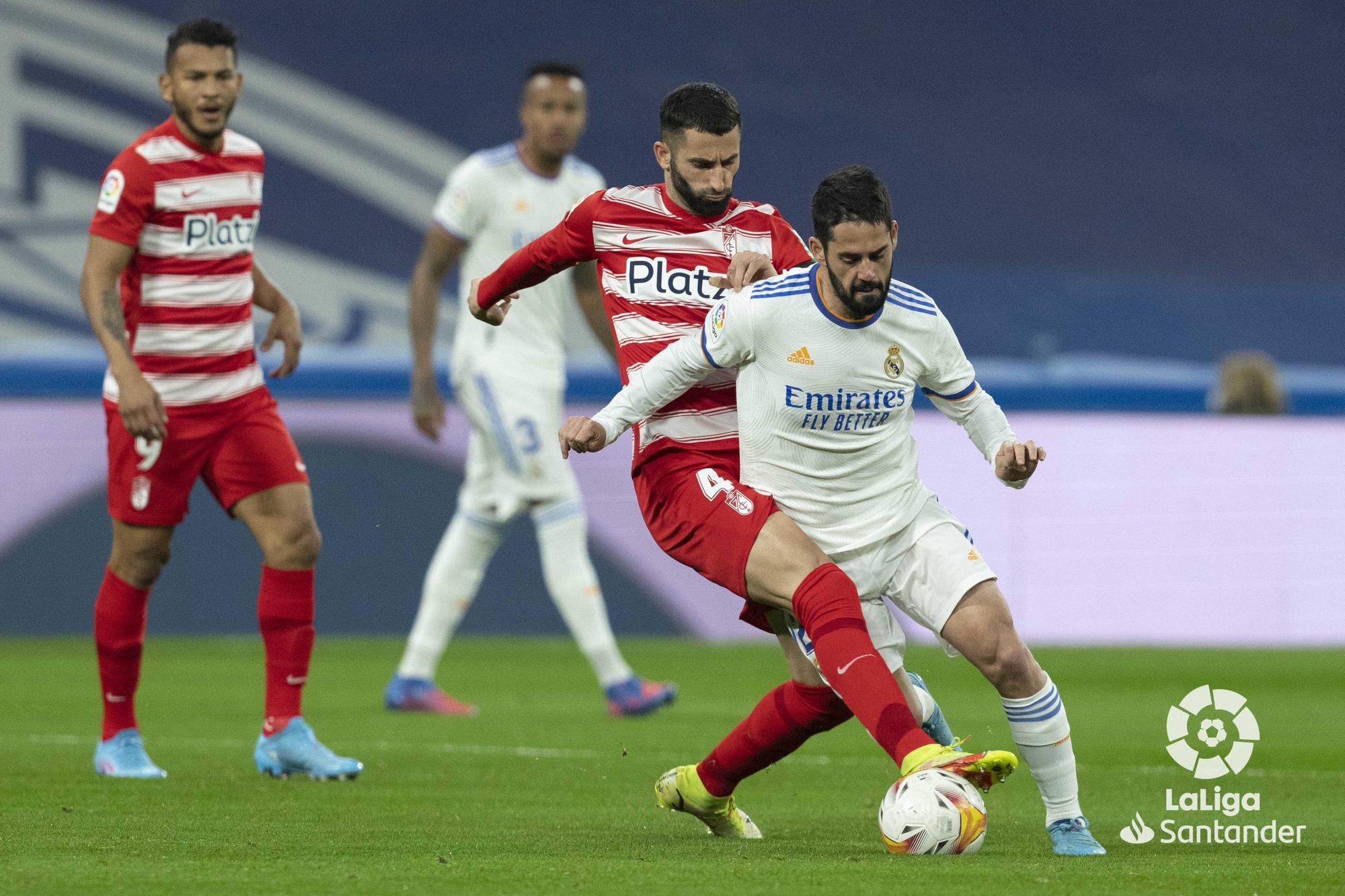 Isco encara a varios jugadores del Granada en el partido del Bernabéu.