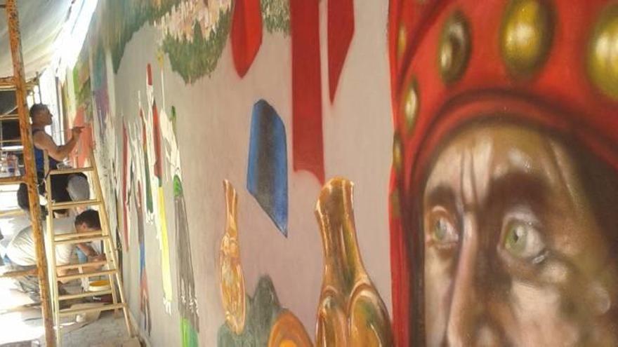 La Junta de la Virgen de Villena y Arketarama crean un mural de la fiesta