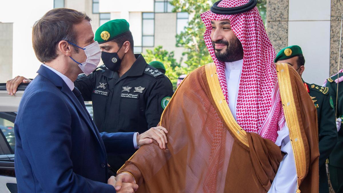El presidente francés Emmanuel Macron y el príncipe heredero Mohammed bin Salman en diciembre de 2021.