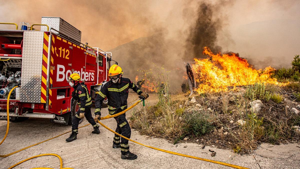 El incendio en la Vall d'Ebo calcina 2.200 hectáreas y se estudian desalojos