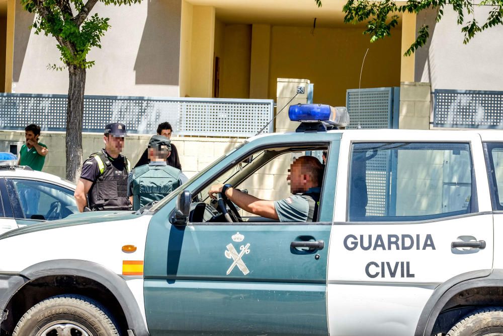 Guardia Civil y Policía Local despliegan un amplio dispositivo en el marginal distrito para detener al autor y restablecer la calma entre los dos clanes enfrentados