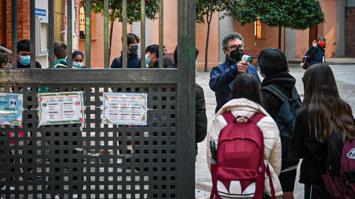 Un profesor toma la temperatura a los alumnos del  CEIP Mare de Déu Del Roser.