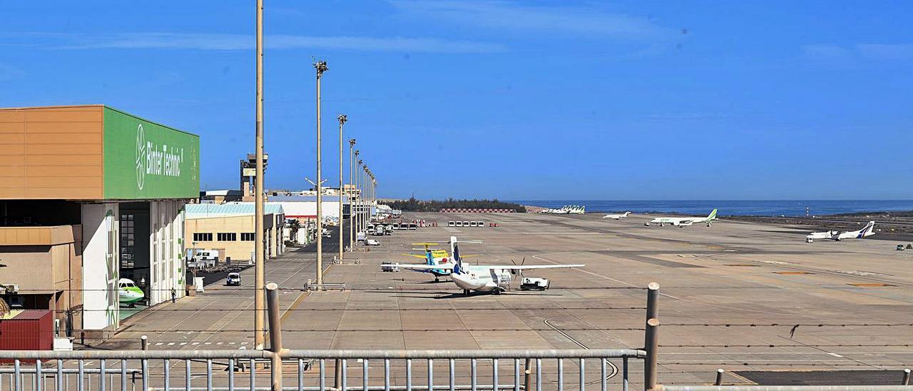 La escasez de aviones resulta evidente en el aeropuerto de Gran Canaria .