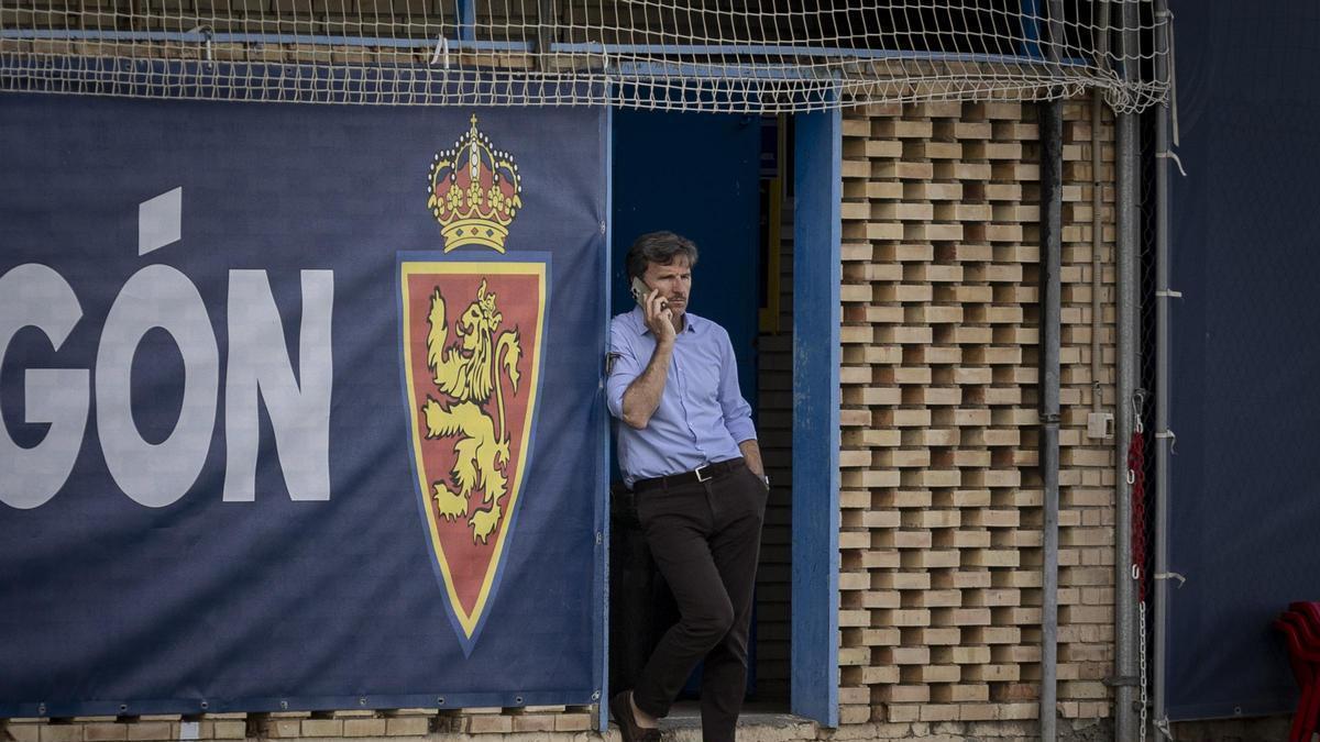 Lalo Arantegui, director deportivo del Zaragoza, habla por el móvil en la Ciudad Deportiva.