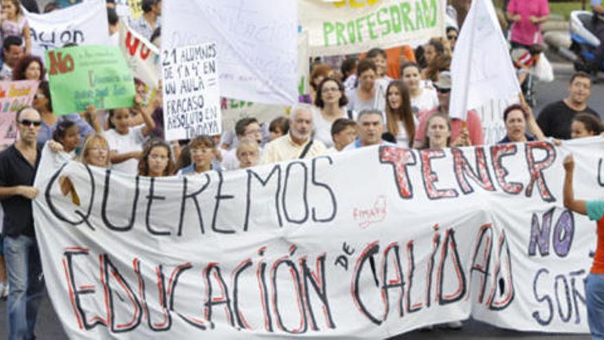 Manifestantes, ayer, por las calles de Puerto del Rosario. i FUSELLI