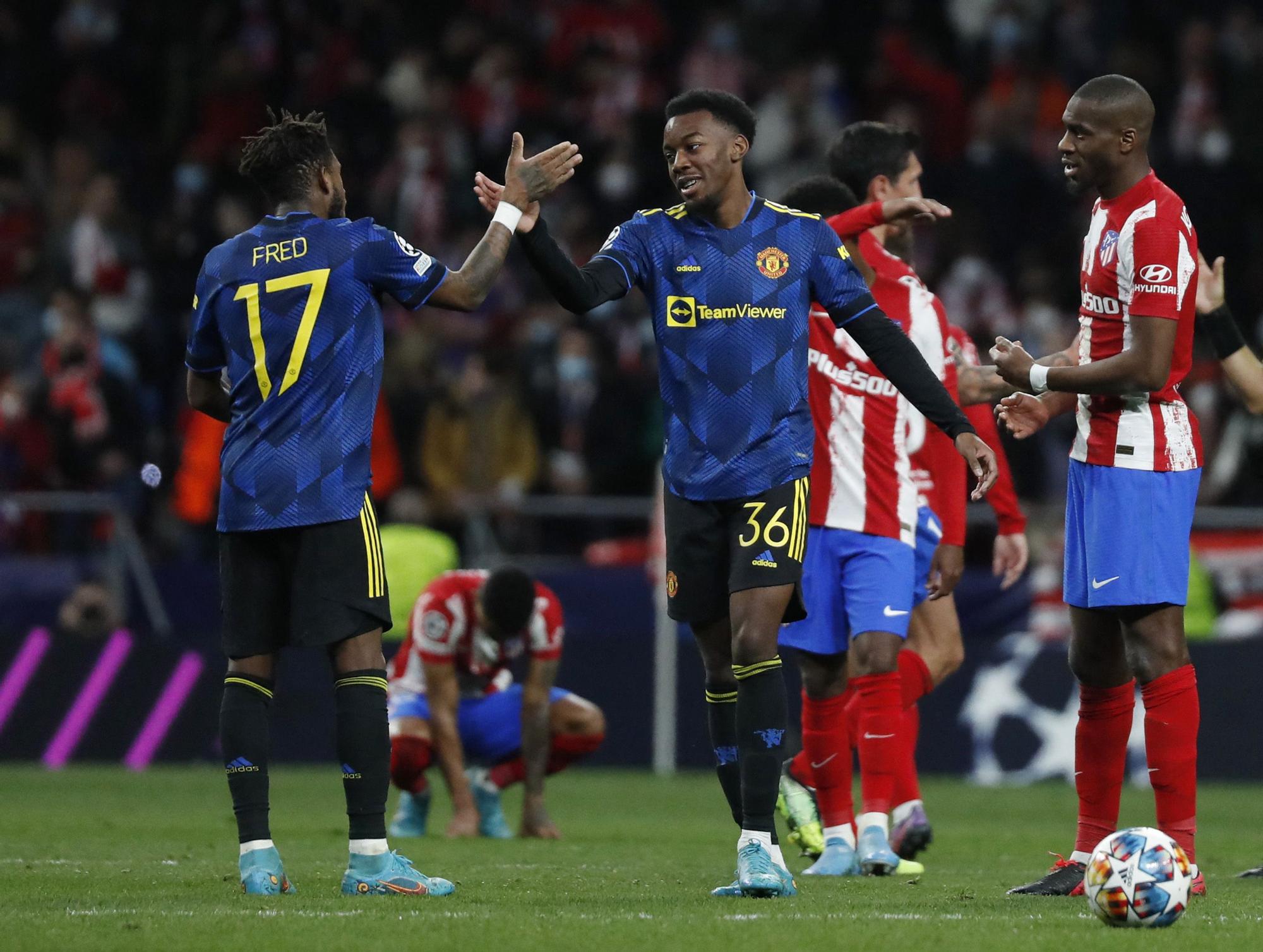 Elanga celebra con Fred el gol con el que el Manchester United empató frente al Atlético.