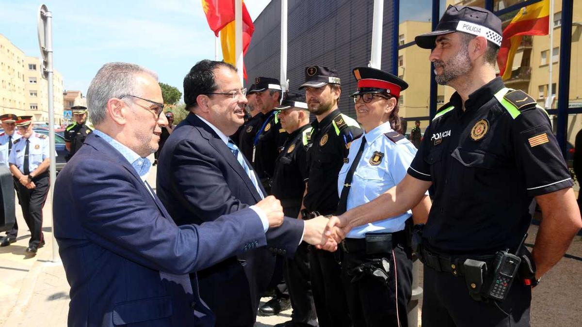 L&#039;alcalde de Palafrugell, Josep Piferrer, i el conseller d&#039;Interior, Joan Ignasi Elena, arribant a les dues comissaries per signar el conveni
