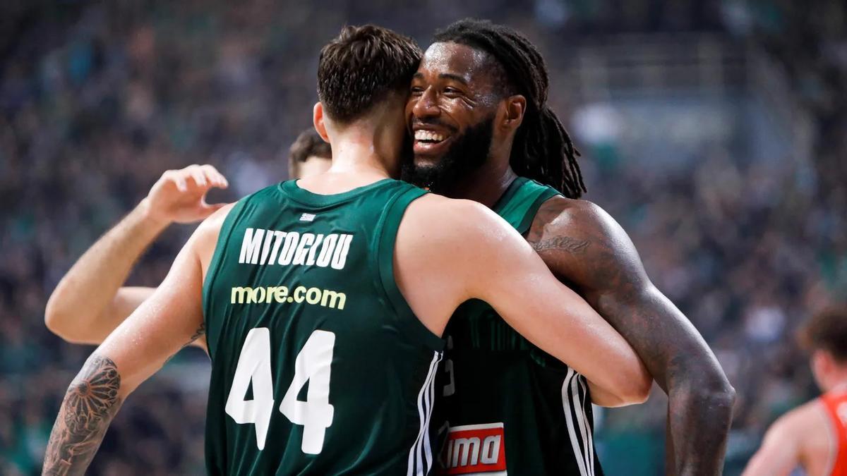 Mitoglou y el excajista Lessort, dos jugadores claves del Panathinaikos.