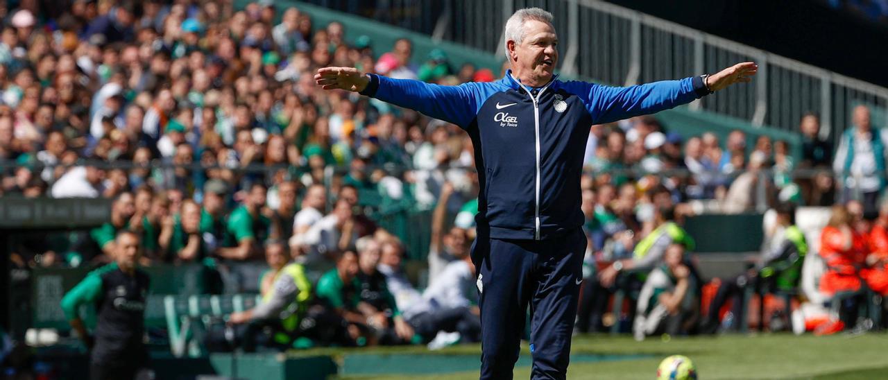 Javier Aguirre protesta una decisión del árbitro en el partido contra el Betis.