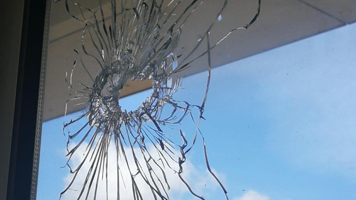 El vidrio en el que impactó la bala en una escuela de Avinyonet
