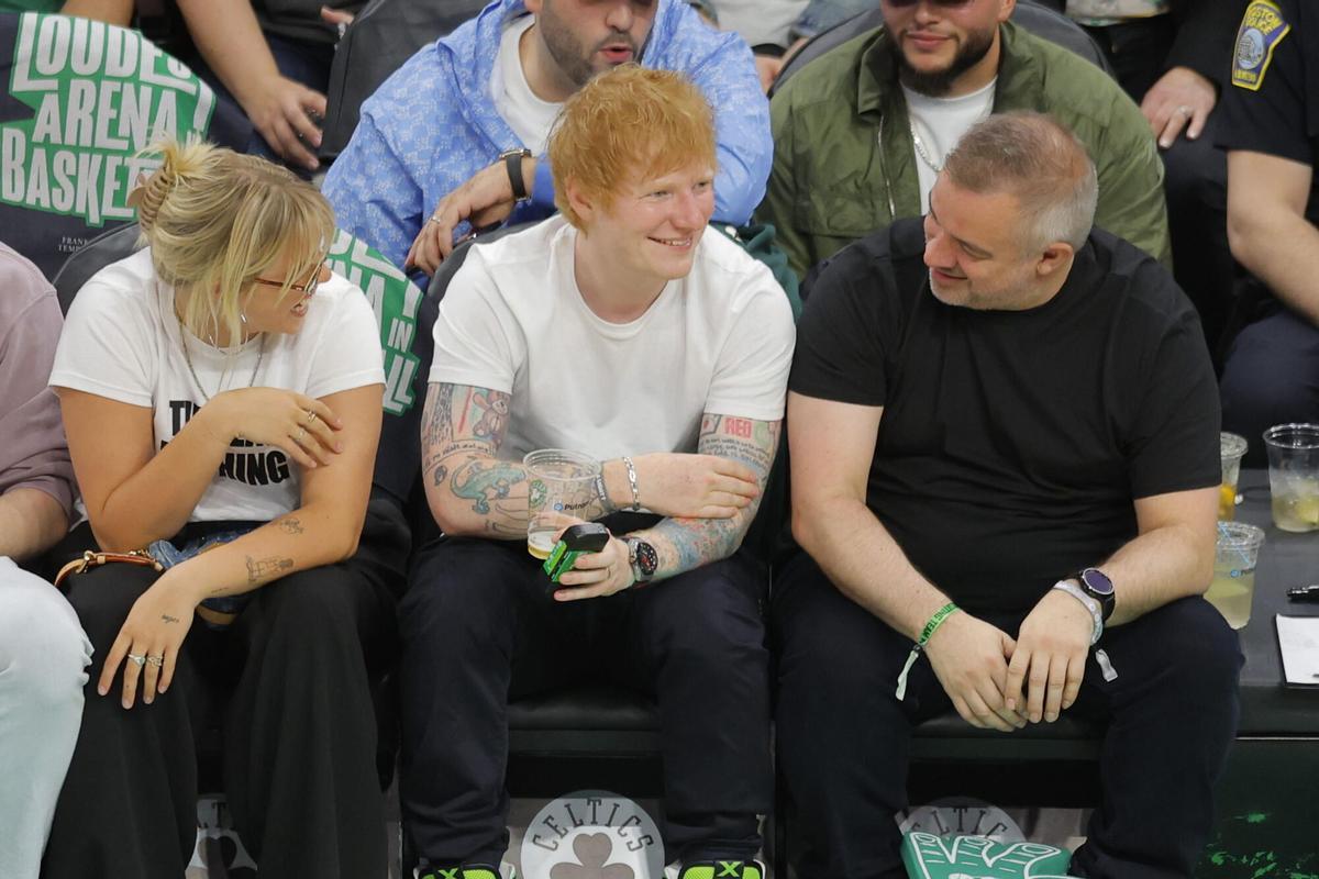 Ed Sheeran (C) y Renee Rabb.