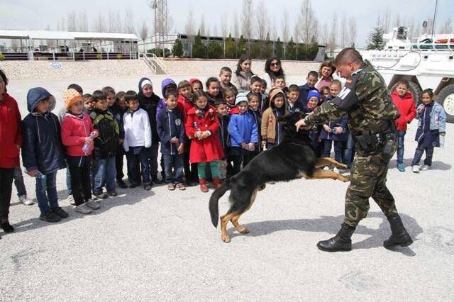 FOTOGALERÍA / Visita de escolares a la base Miguel de Cervantes en Líbano