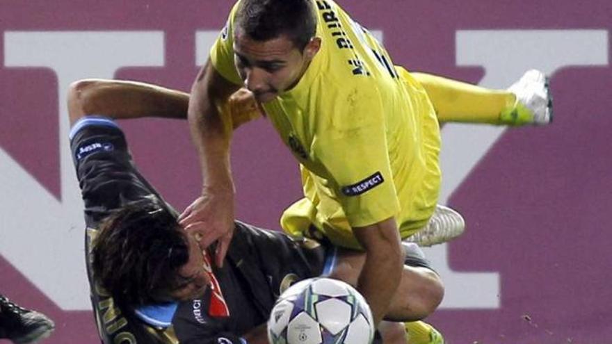 Marco Rubén, delantero del Villarreal, cae al suelo ante Aronica en el partido del miércoles. / d. castelló / efe