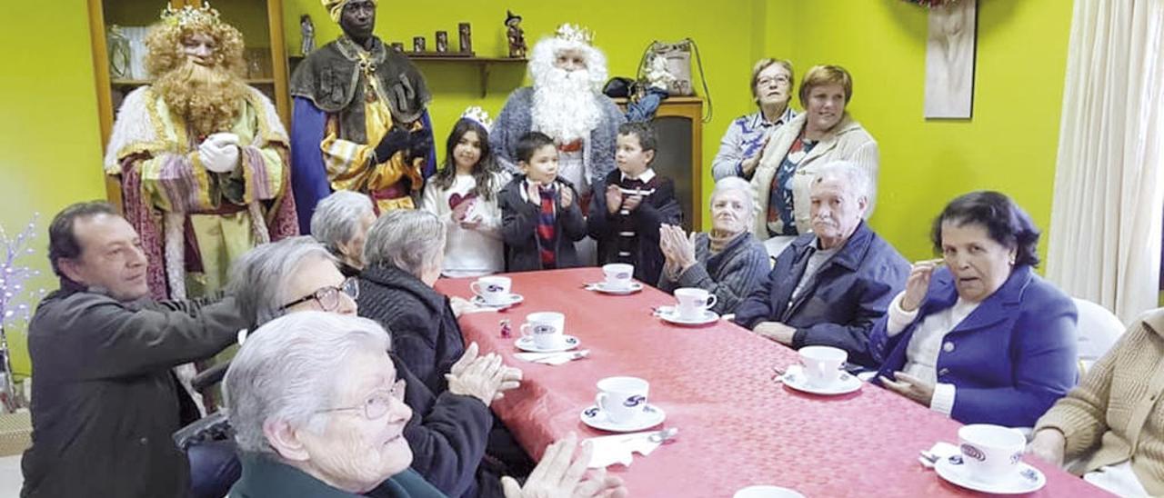 Visita de los Reyes Magos, el pasado sábado, a los internos del Hogar Santa Rita, en Lalín.